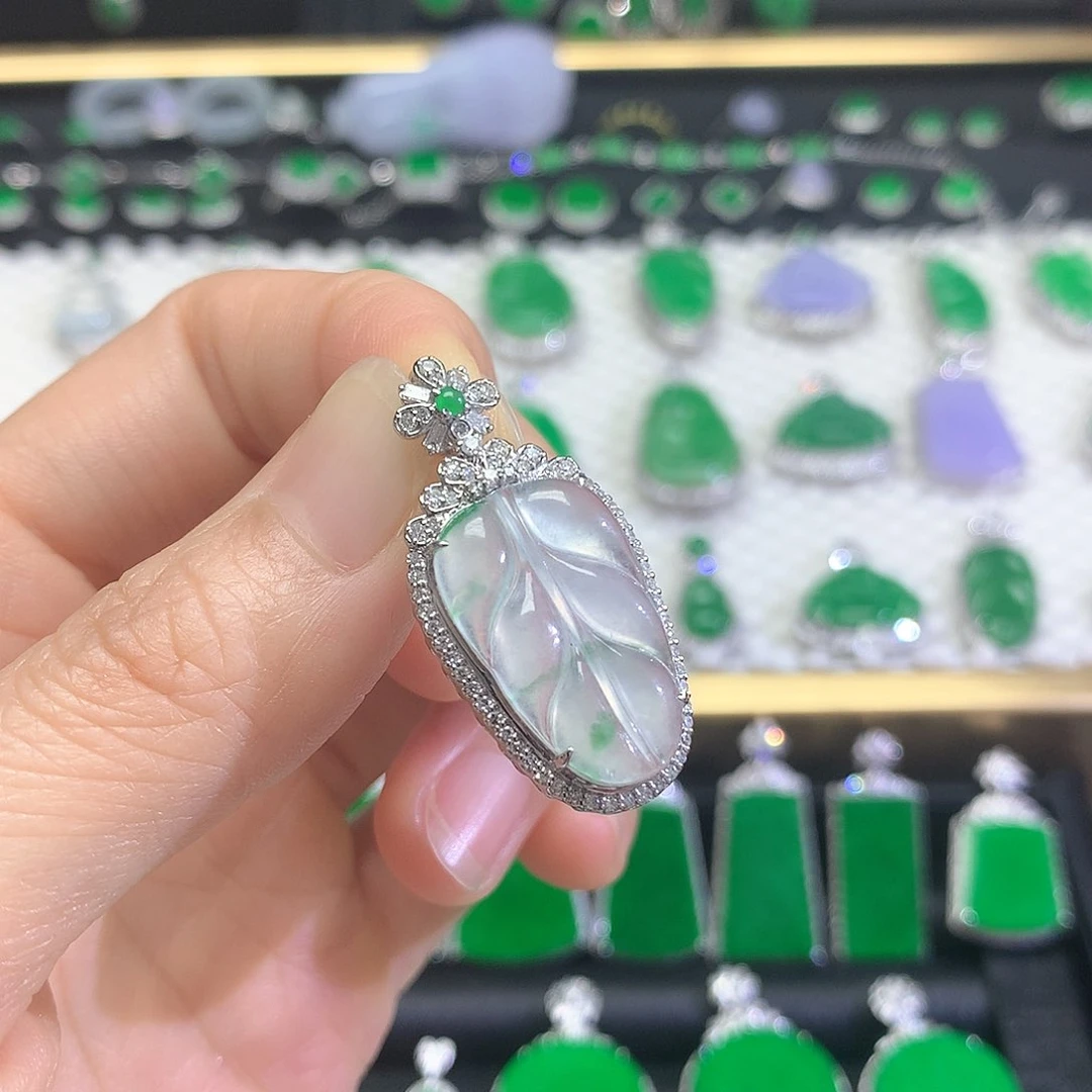 颈饰18K金镶嵌翡翠吊坠