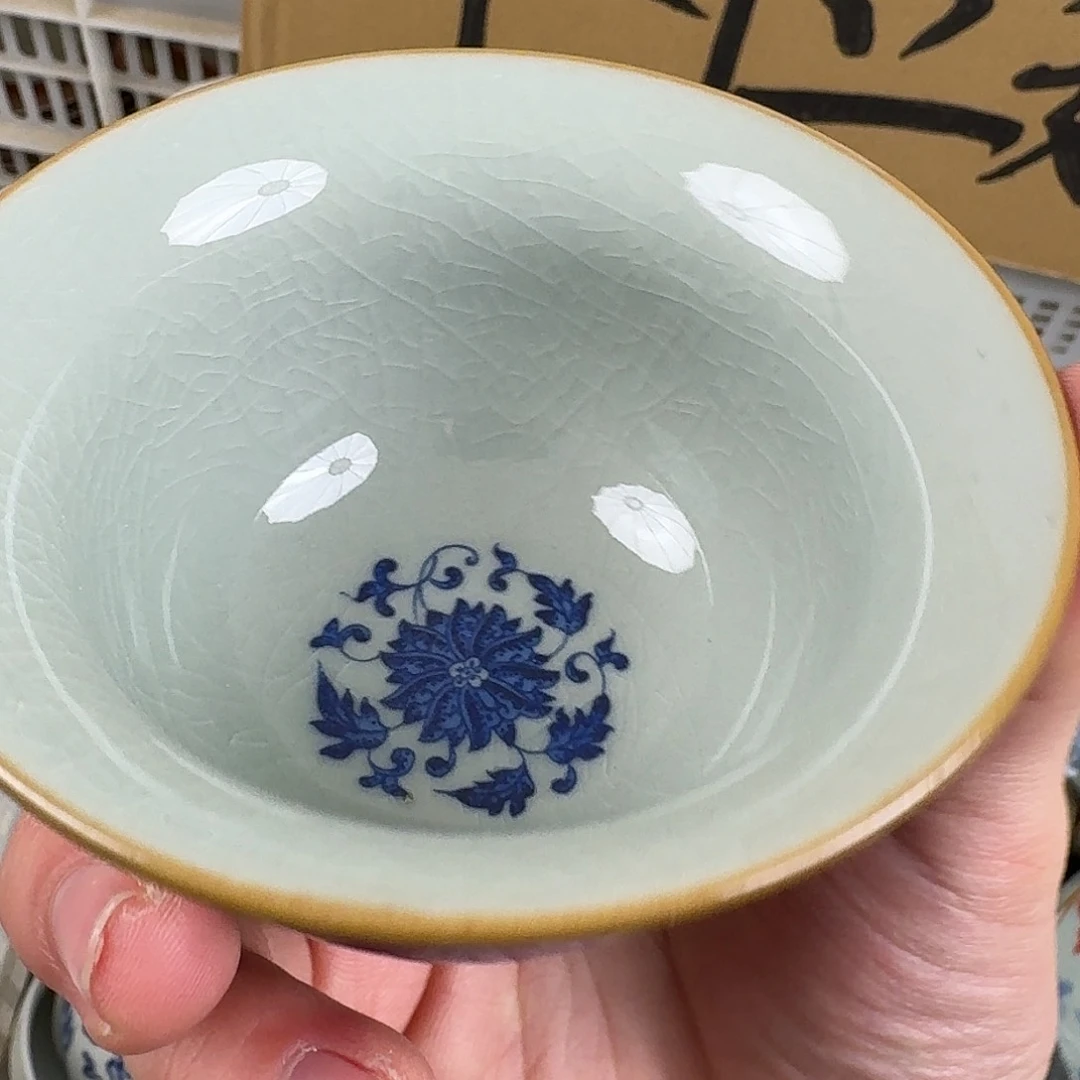 缠枝莲压手杯的微瑕