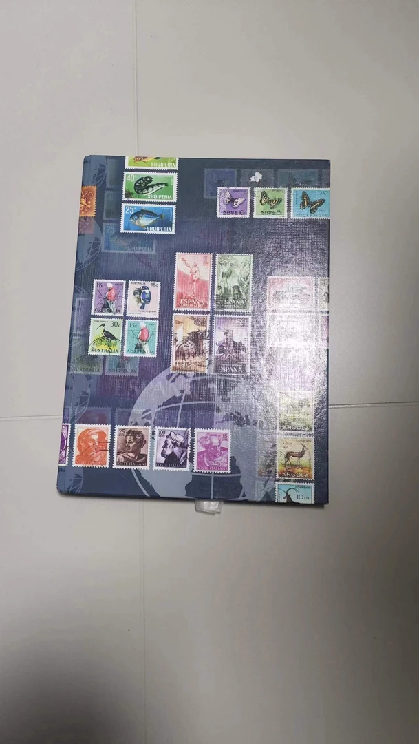 集邮册内部残留一部分旧散票