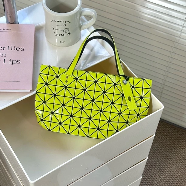 95新 Issey Miyake/三宅一生 荧光绿横版小号托特包