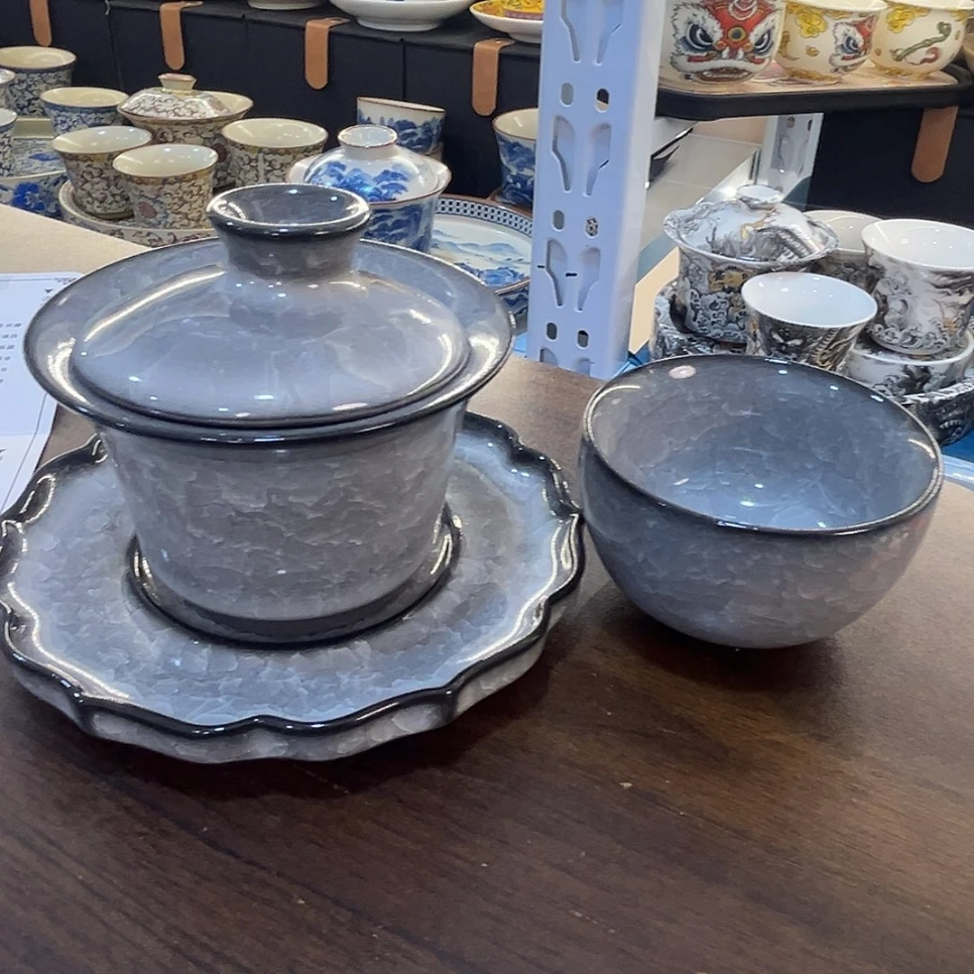 这些盖碗很漂亮！！