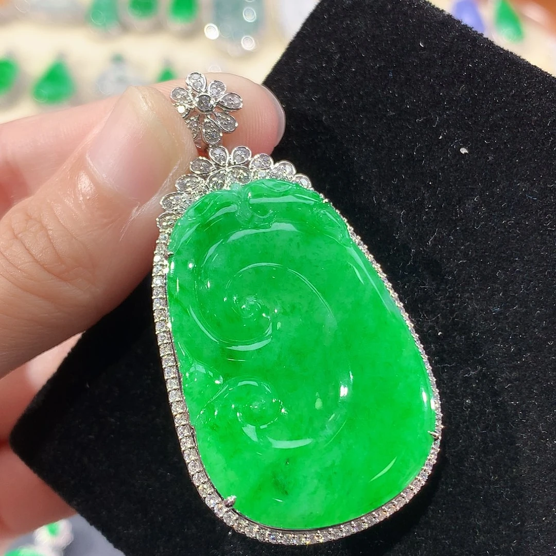 翡翠18K金镶嵌颈饰