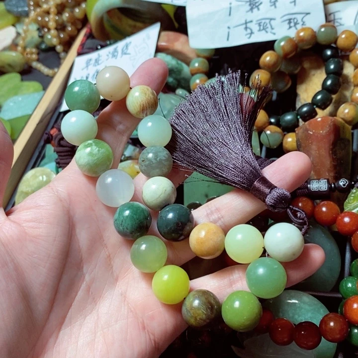 蛇纹石玉颈饰未镶嵌