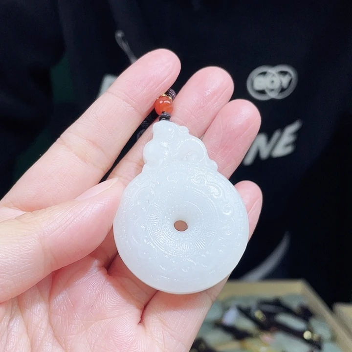 和田玉未镶嵌颈饰多样性