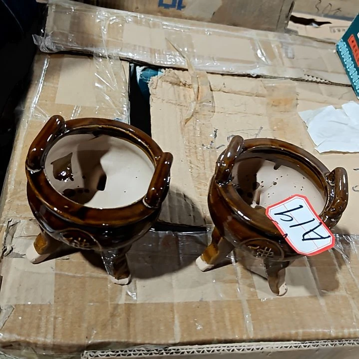 瓷片盘子碗茶壶啥都有