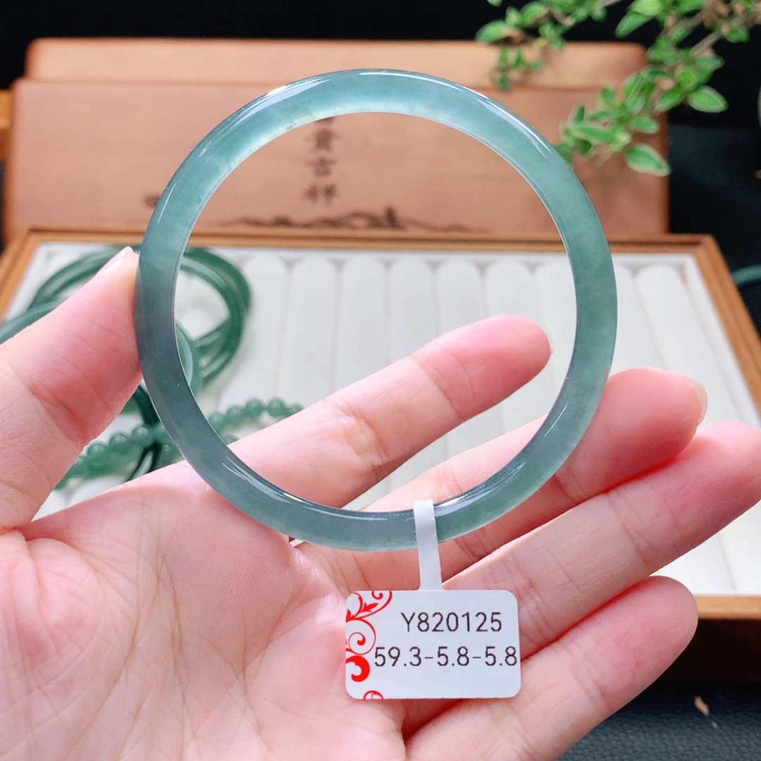 翡翠未镶嵌手镯（圆镯）