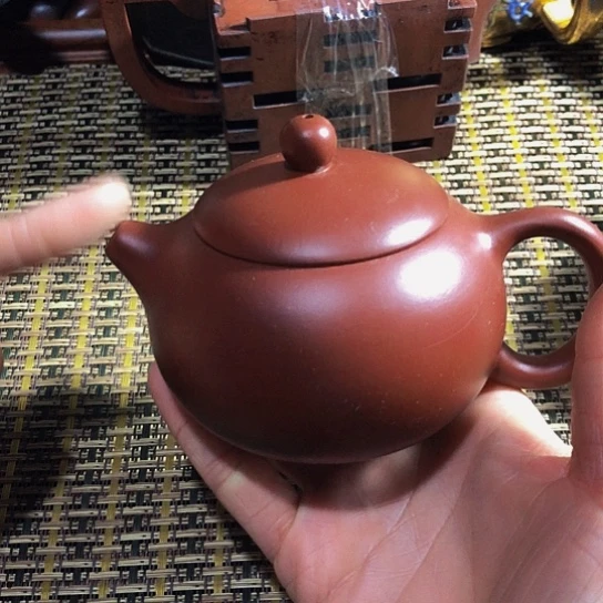 紫砂茶壶原矿泥料手工制作的紫砂壶。