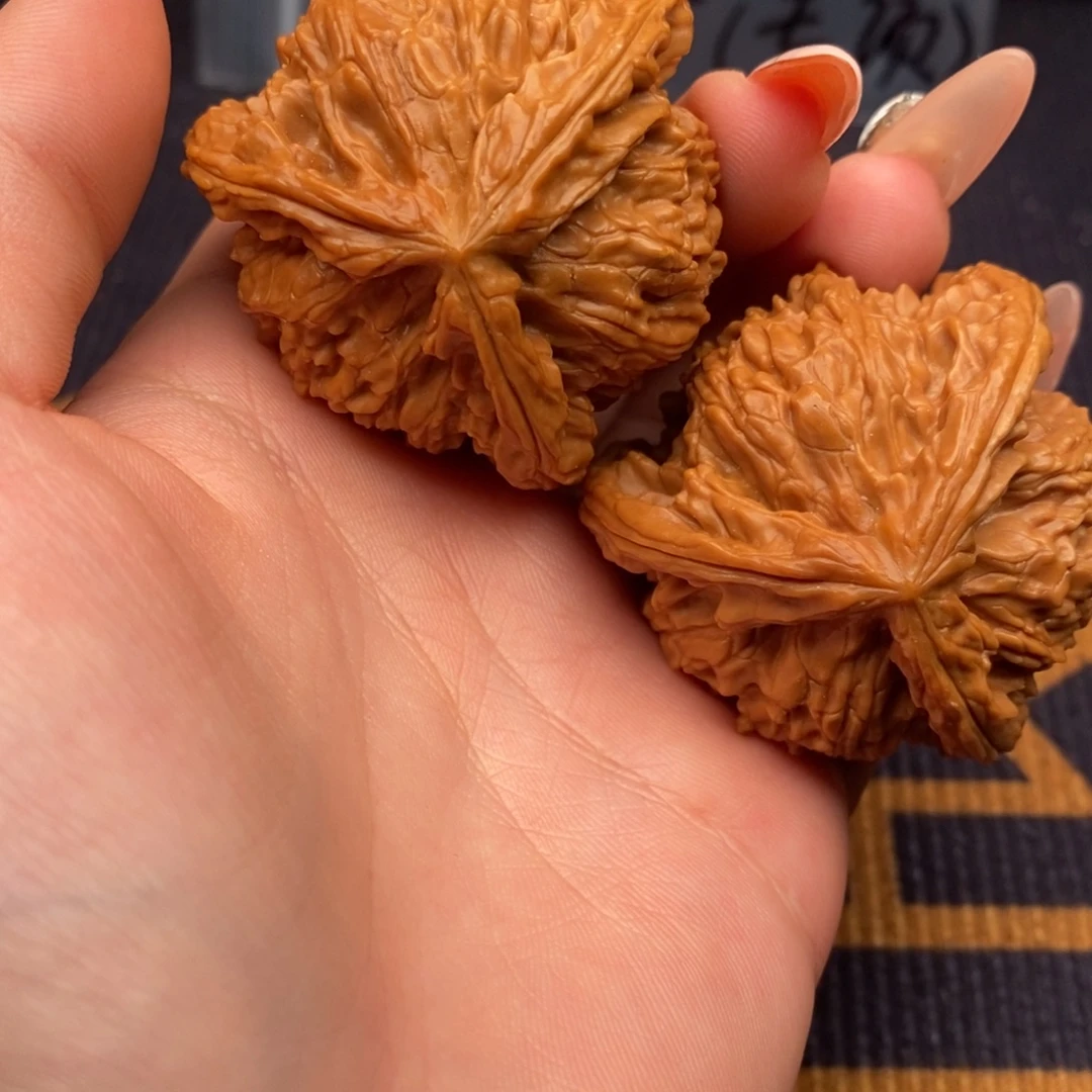 柒***文玩核桃吊坠白狮子