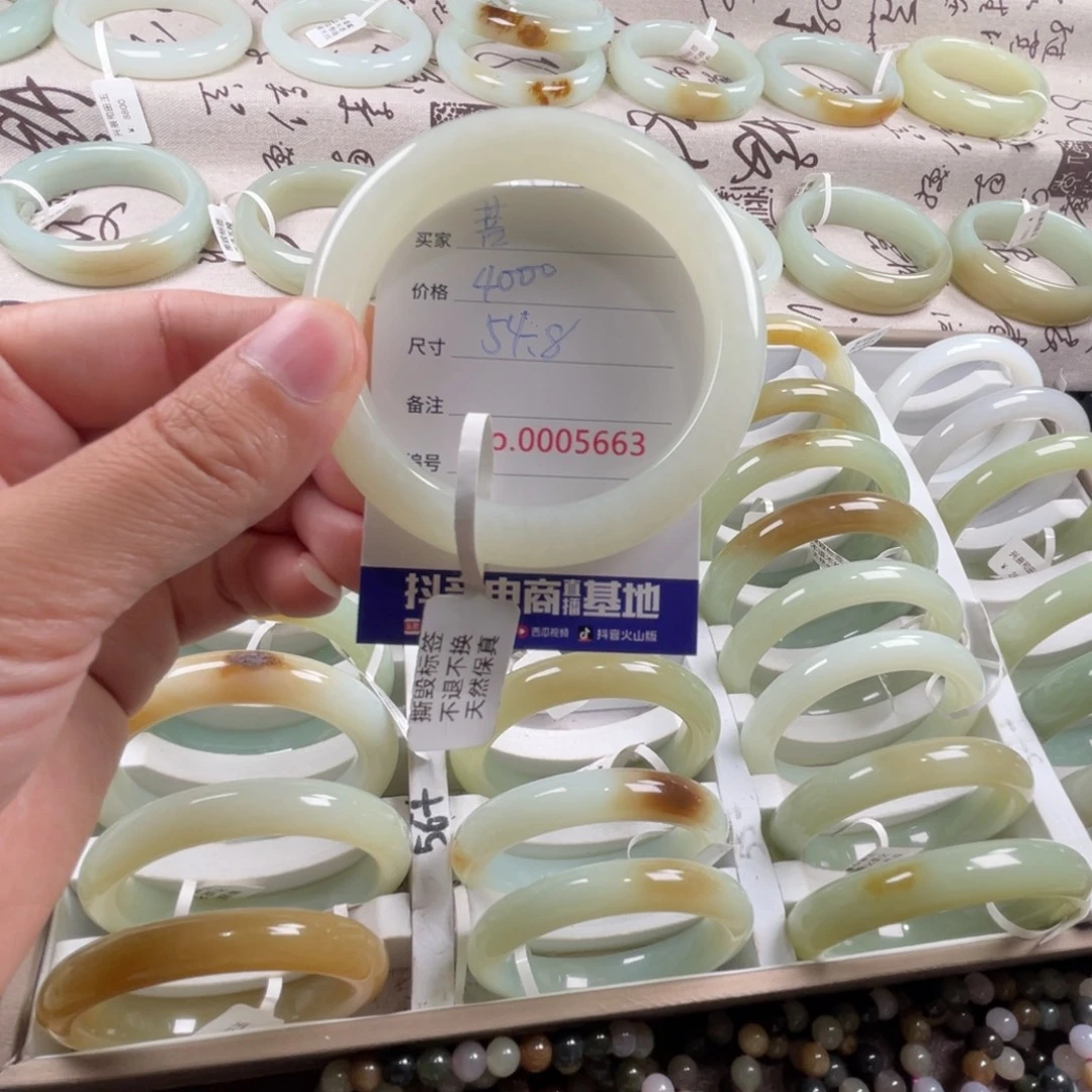 菩***妖和田玉手镯未镶嵌