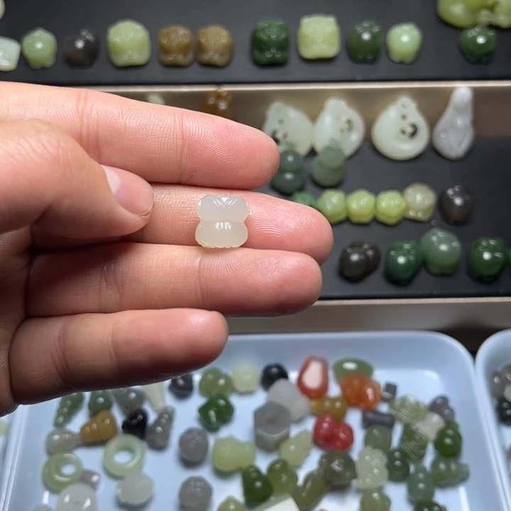 简***、和田玉未镶嵌颈饰