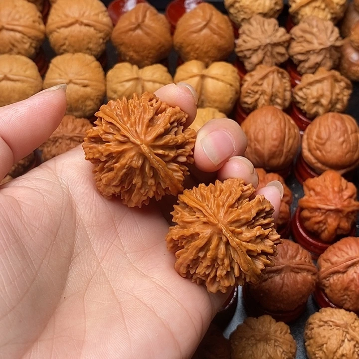 文玩核桃吊坠火麒麟