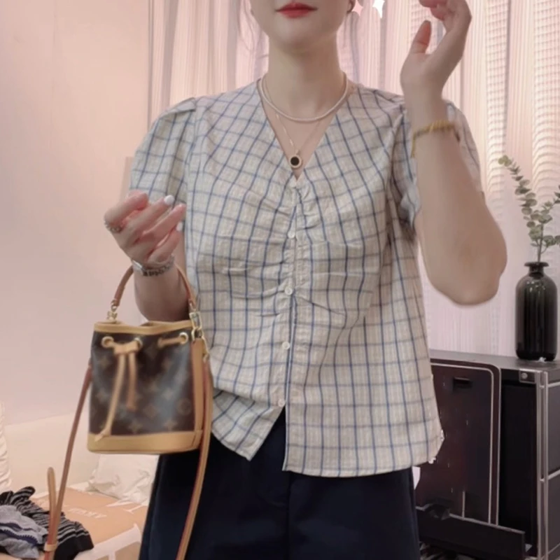 法式格子泡泡袖V领短袖衬衫女士夏季新款时尚气质宽松单排扣上衣