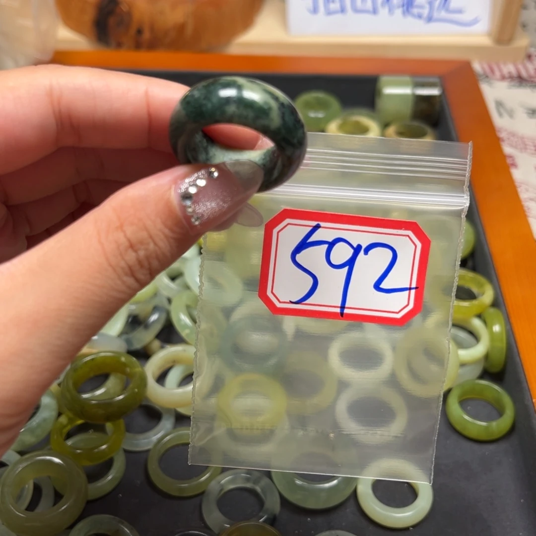 ***蛇纹石玉未镶嵌珠宝奇石