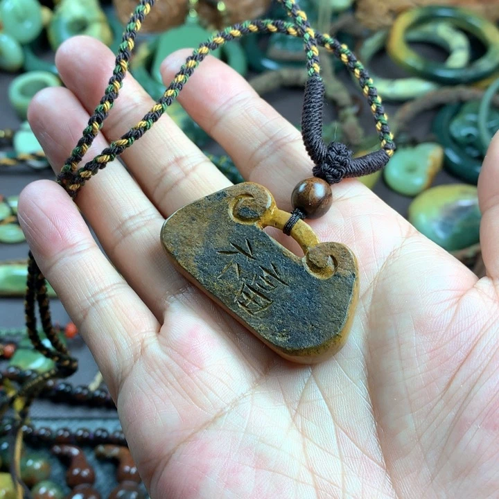 吊坠(赠链)未镶嵌岫岩河磨玉（透闪石质玉）