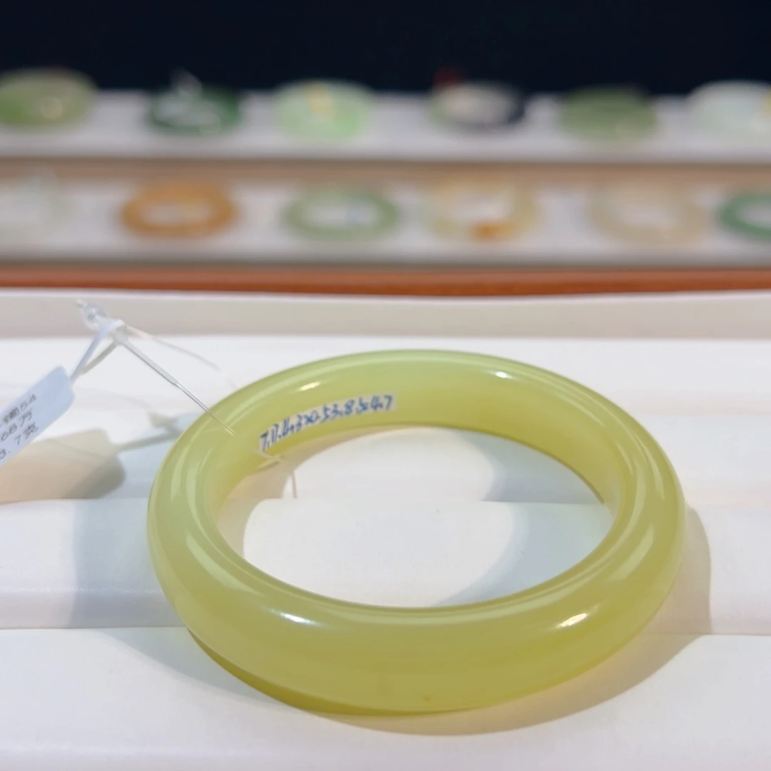 和田玉手镯未镶嵌鸡油黄