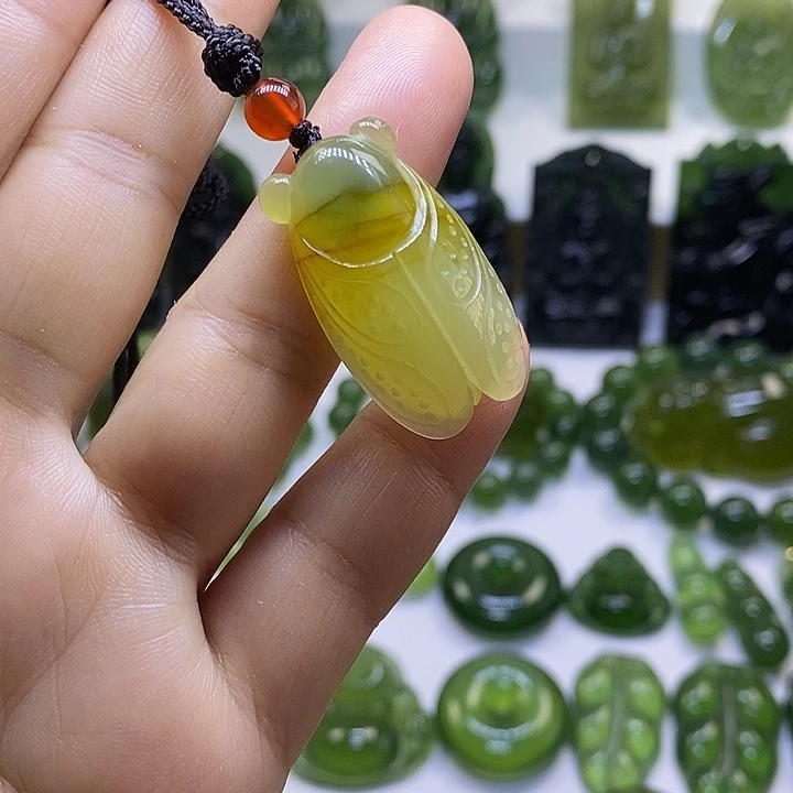 蛇纹石玉颈饰未镶嵌