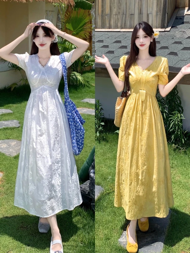 大码夏季上新阳光女孩V领刺绣镂空花花海边度假气质高腰连衣裙女