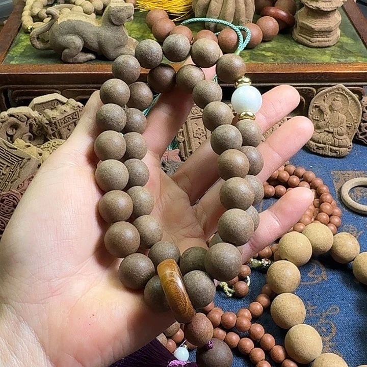 固本培元香方1.4珠微瑕36子手持