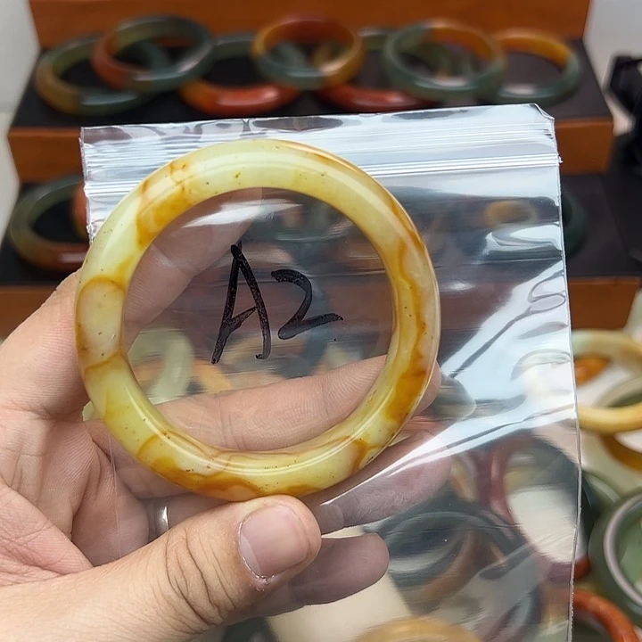 夙***、蛇纹石玉未镶嵌手镯