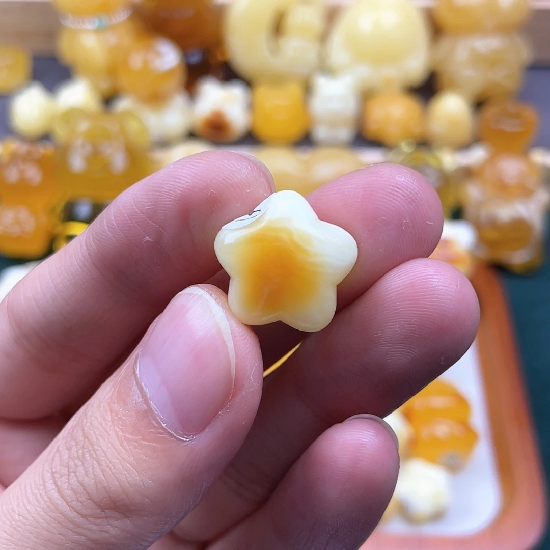 琥珀裸石未镶嵌虎**崽蜜蜡