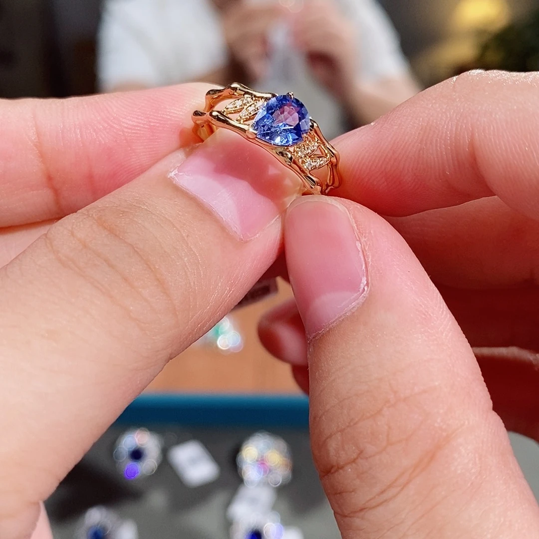 蓝宝石戒指18K金镶嵌Aigs矢车菊1.05ct