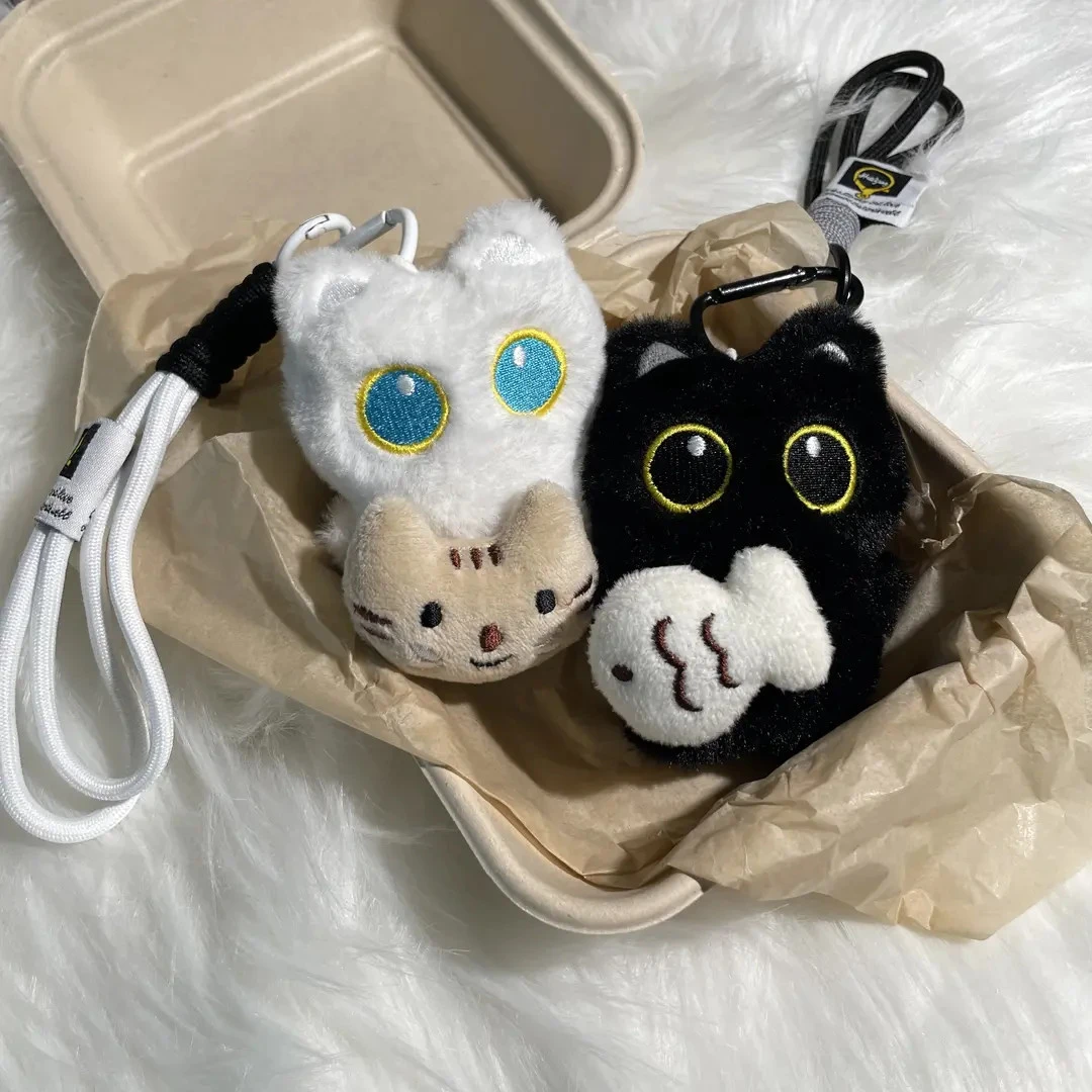 可爱呆萌抱小鱼大眼黑猫挂件毛绒玩偶情侣包挂件创意小黑猫钥匙扣
