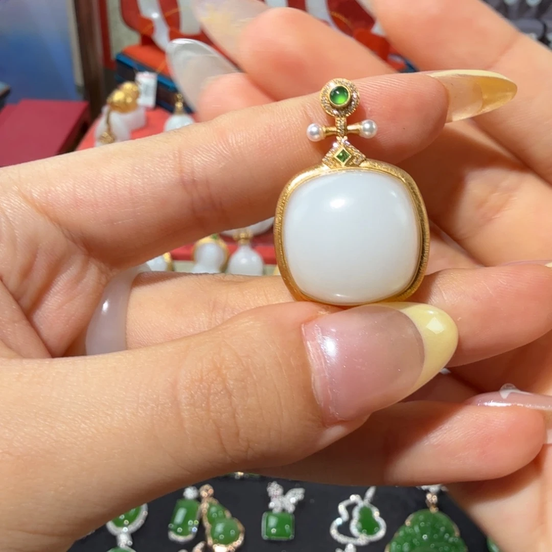 颈饰18K金镶嵌和田玉