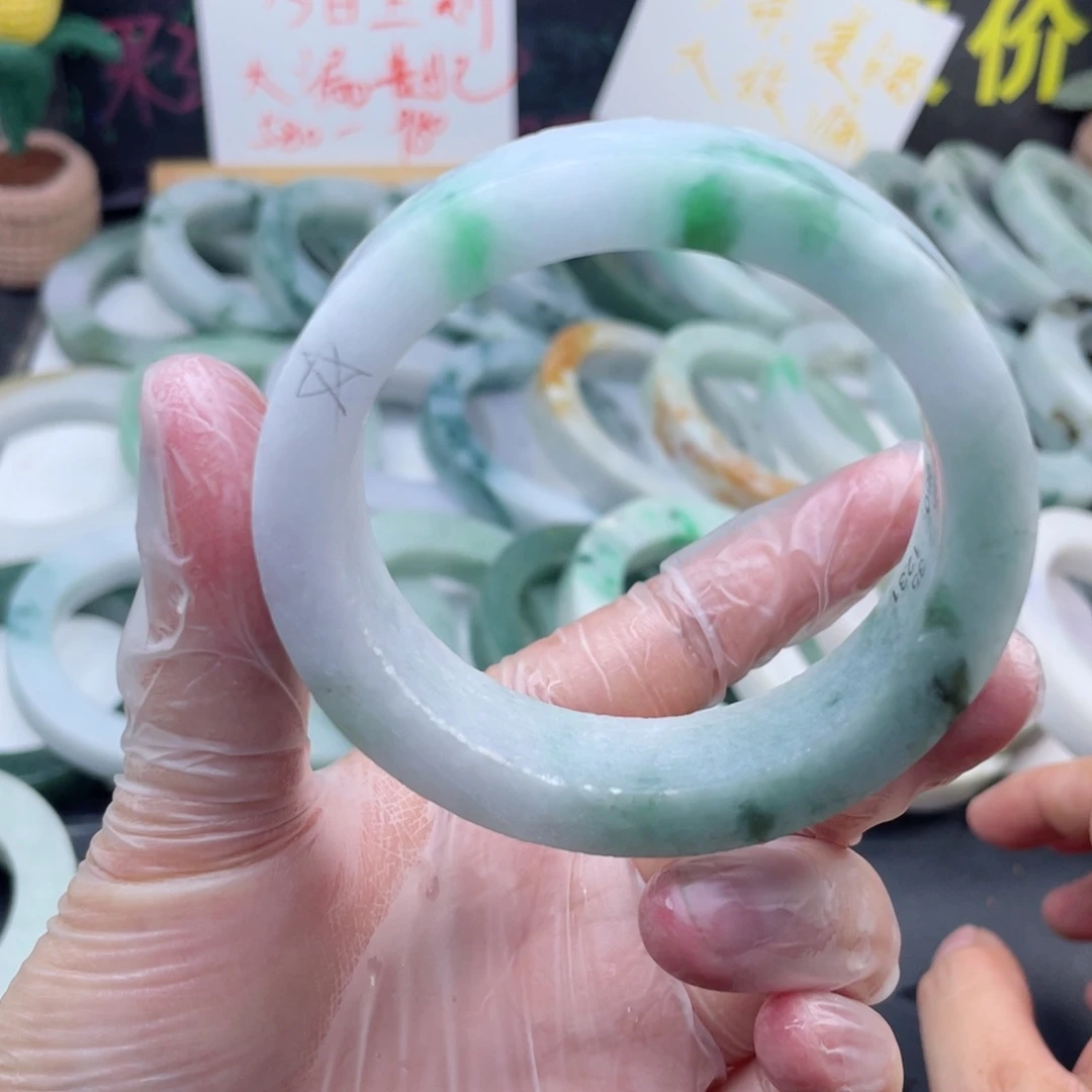 定制翡翠未镶嵌翡翠手镯
