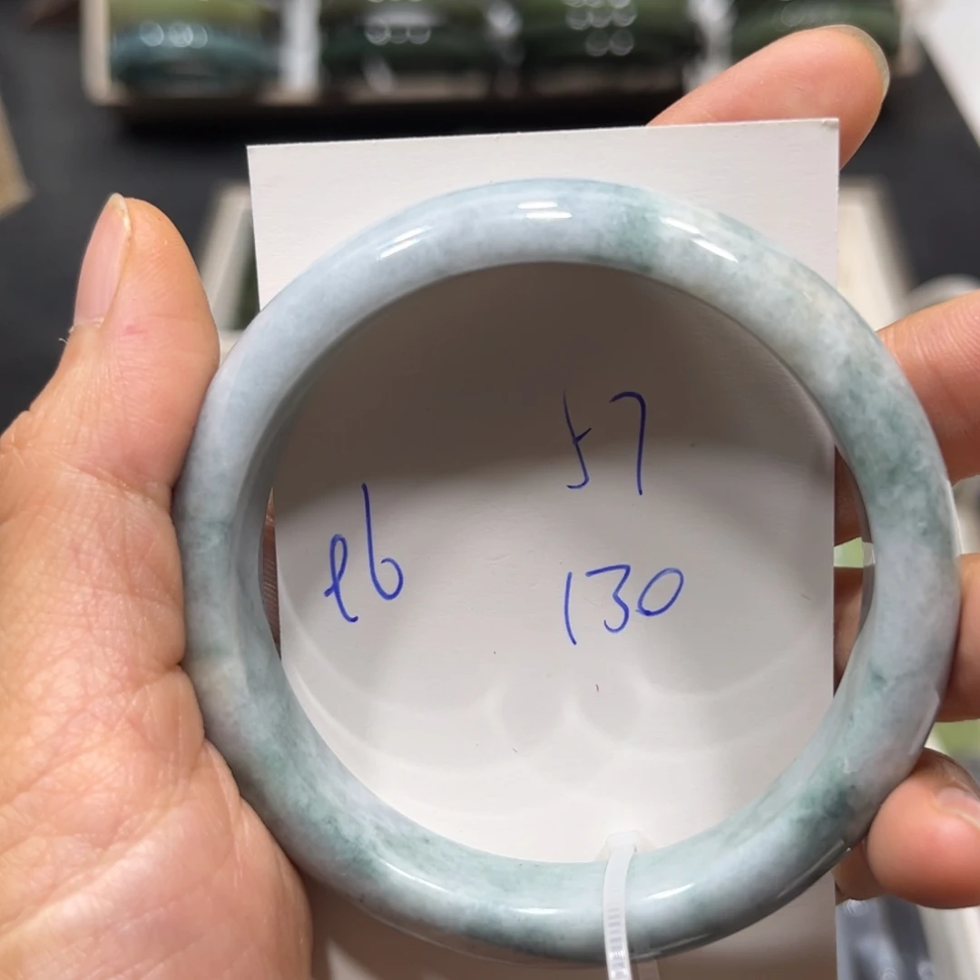3***e未镶嵌手镯翡翠微瑕