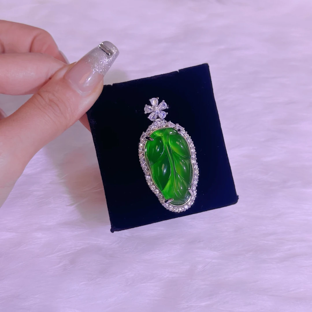 气质百搭款阳绿玉髓叶子吊坠