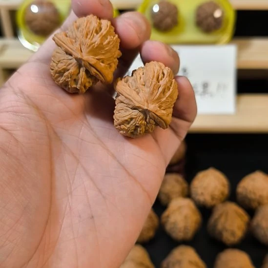 文玩核桃吊坠白狮子32