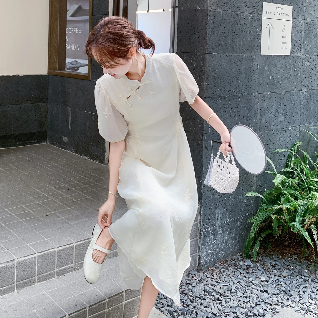 新中式国风米白色泡泡袖连衣裙女夏季2025新款温柔气质大方长裙子