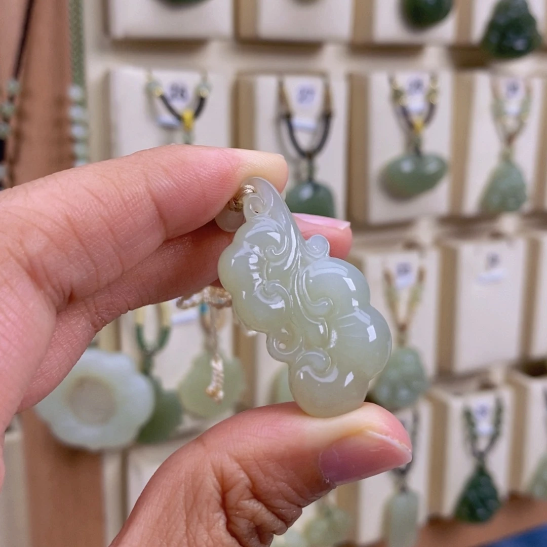 无****和田玉未镶嵌颈饰
