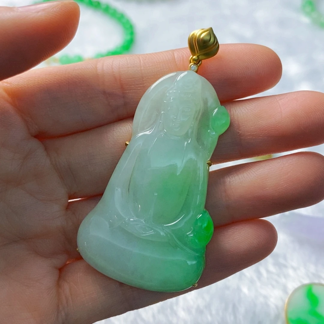 r***e翡翠18K金镶嵌颈饰素衣观音