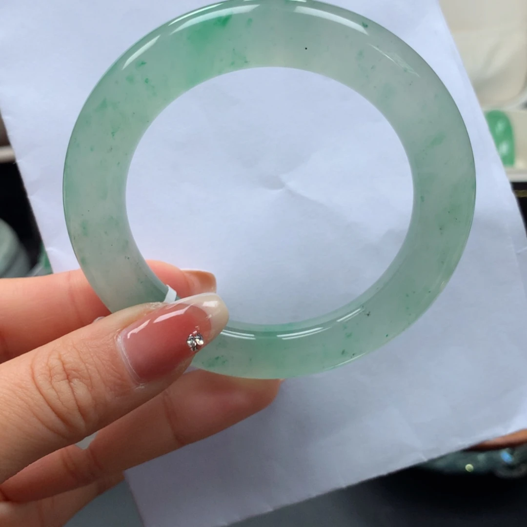 【闪购商品】石英质玉手镯未镶嵌ღ****?