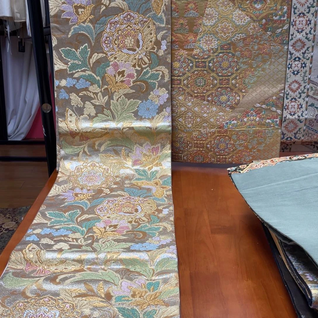 兔****织绣彩金织蝴蝶唐草纹