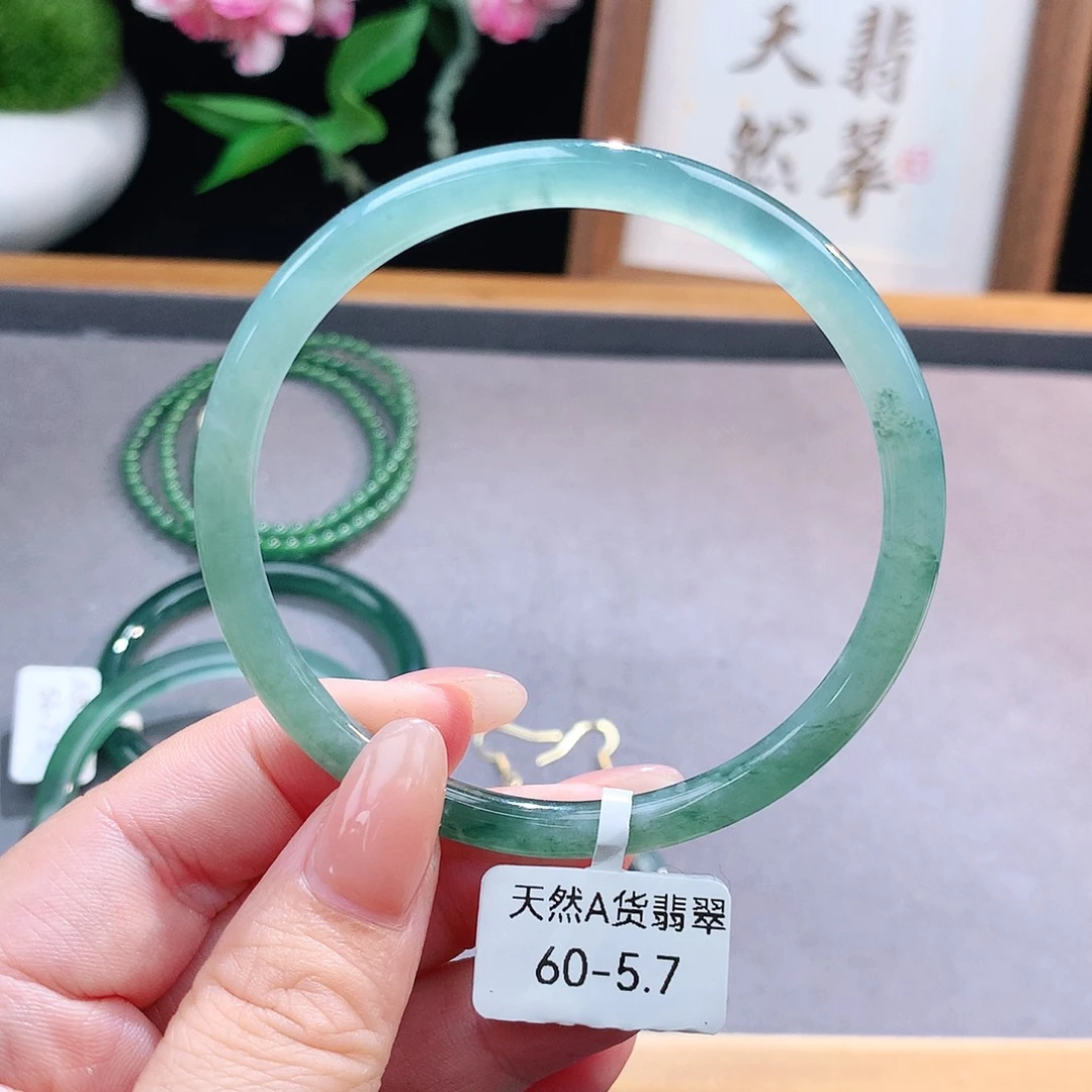未镶嵌手镯（圆镯）翡翠