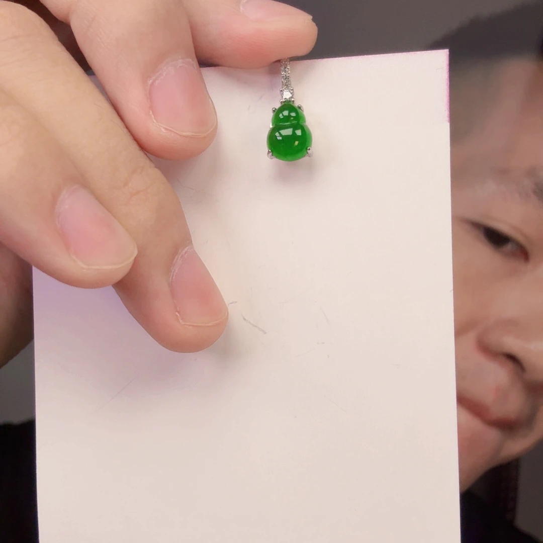 翡翠未镶嵌颈饰一件