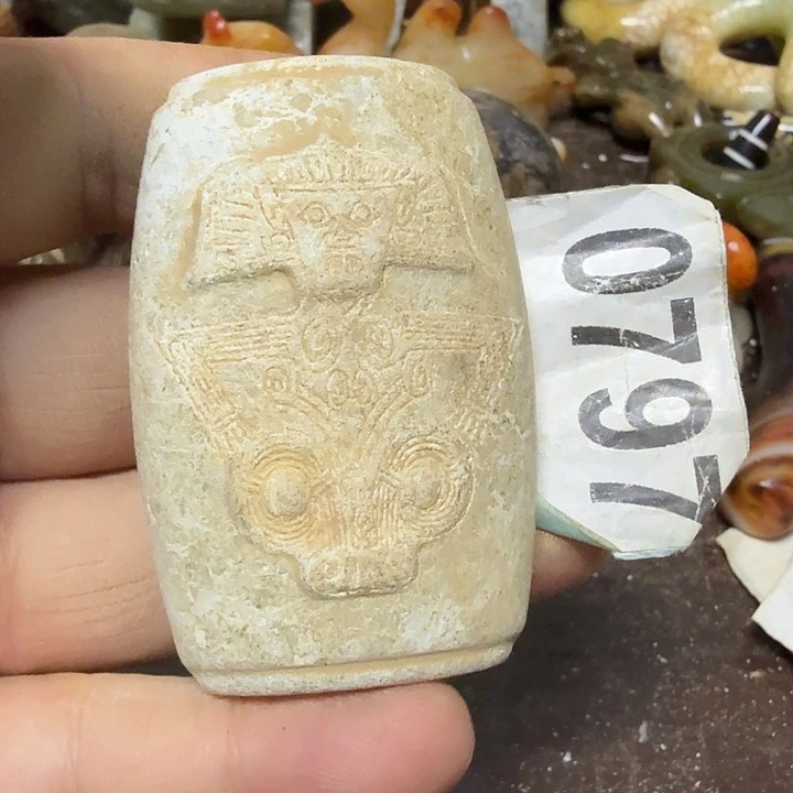 未镶嵌透闪石-蛇纹石玉颈饰