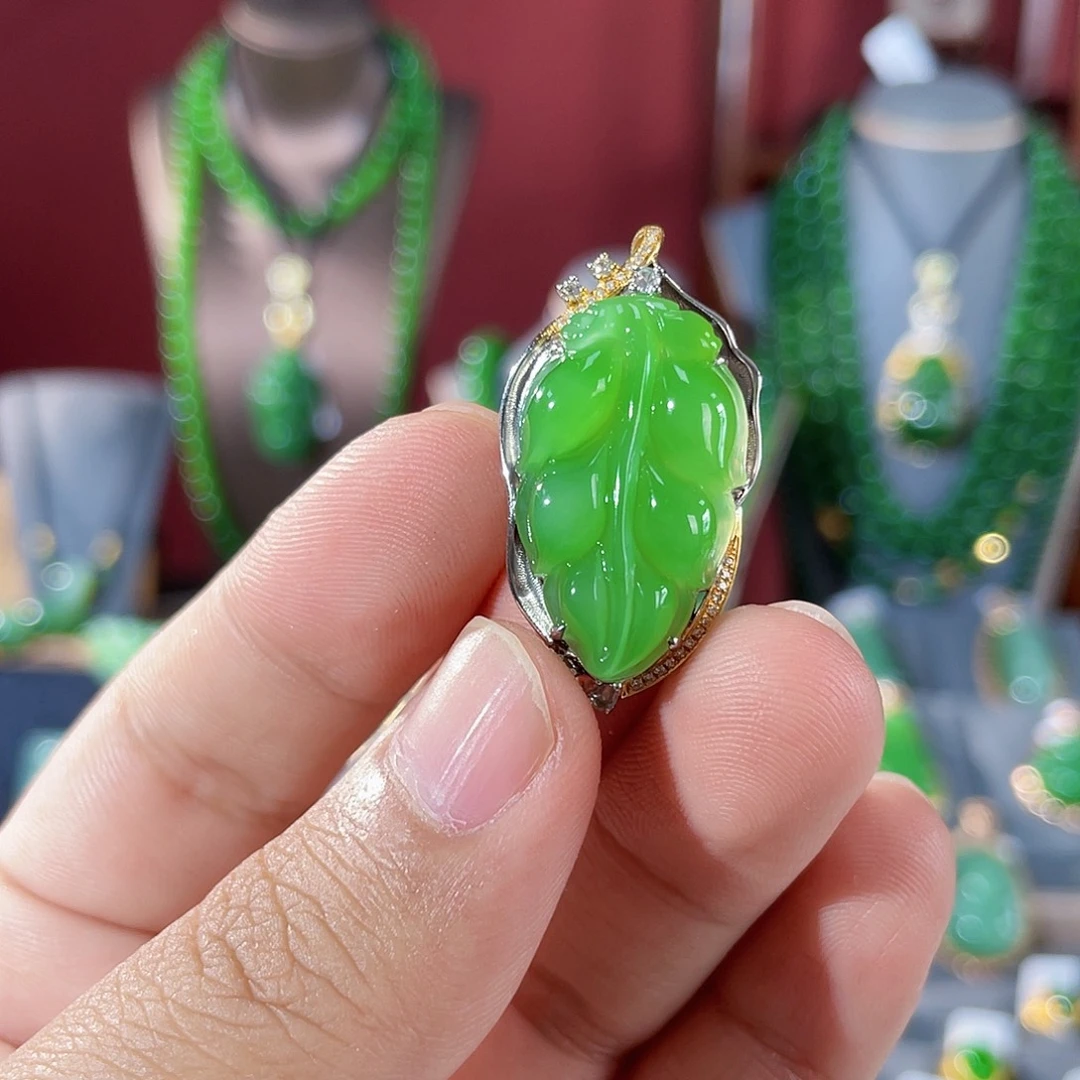 颈饰18K金镶嵌和田玉（碧玉）