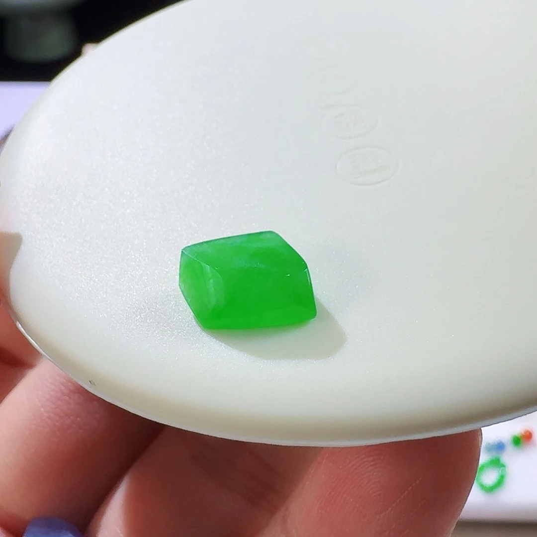 翡翠未镶嵌颈饰裸石