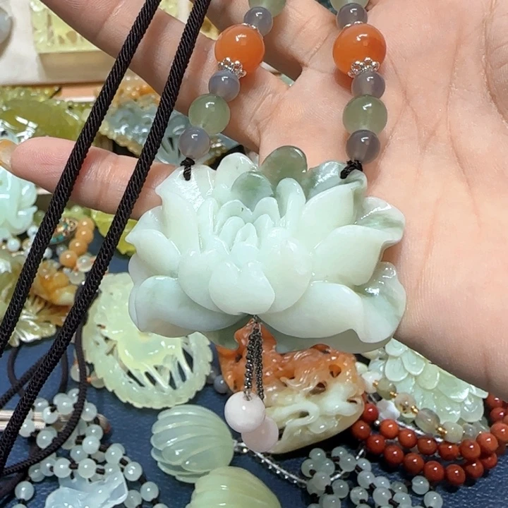 未镶嵌蛇纹石玉吊坠