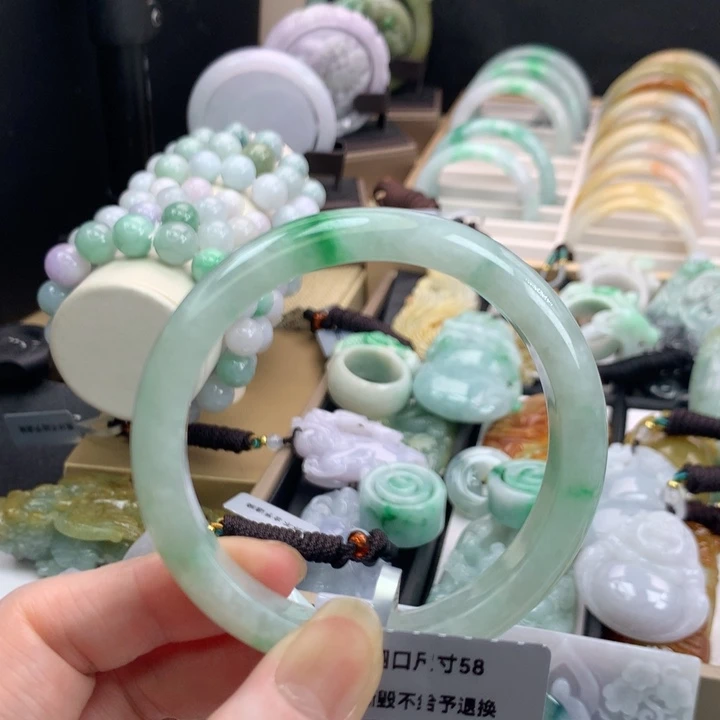 翡翠手镯未镶嵌吊坠