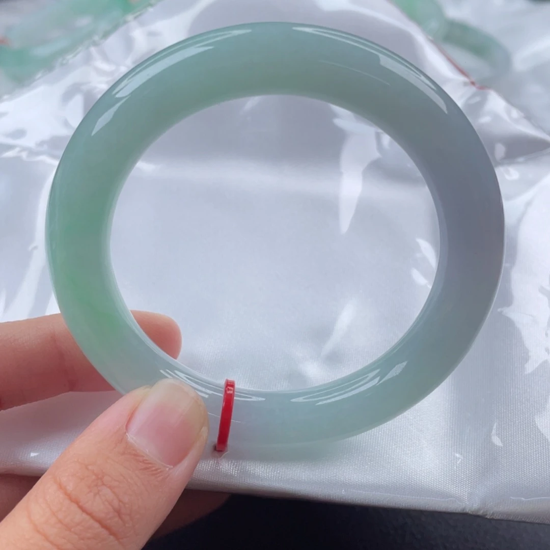 翡翠手镯（圆镯）未镶嵌54圈