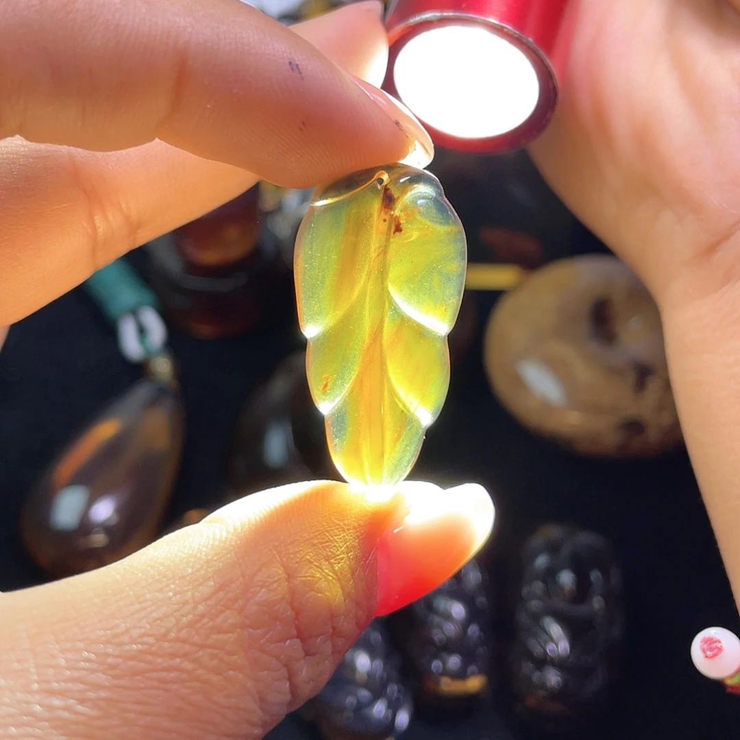 琥珀裸石未镶嵌？