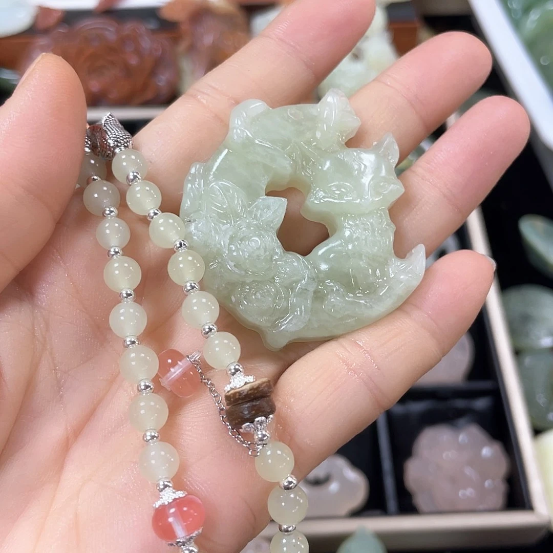 蛇纹石玉颈饰合金