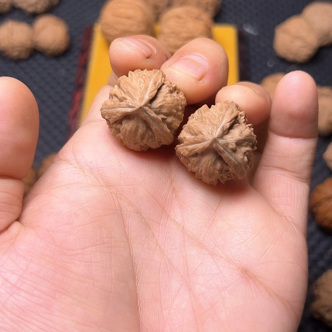 文玩核桃吊坠三棱