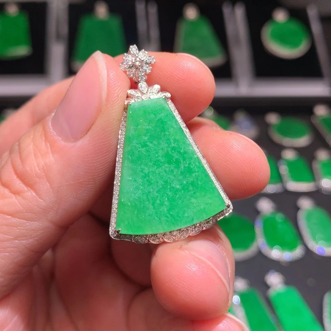 翡翠颈饰18K金镶嵌翡翠