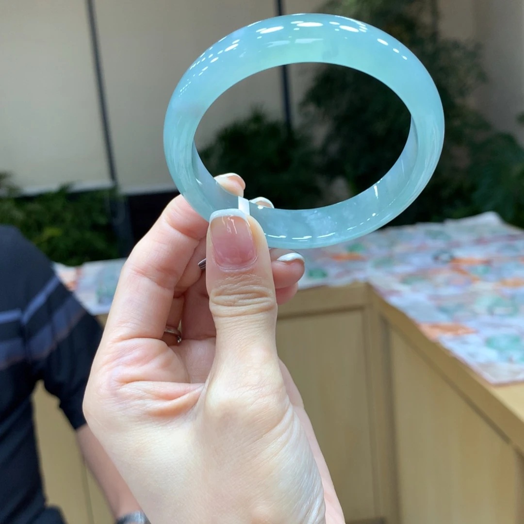 翡翠手镯未镶嵌不退不换