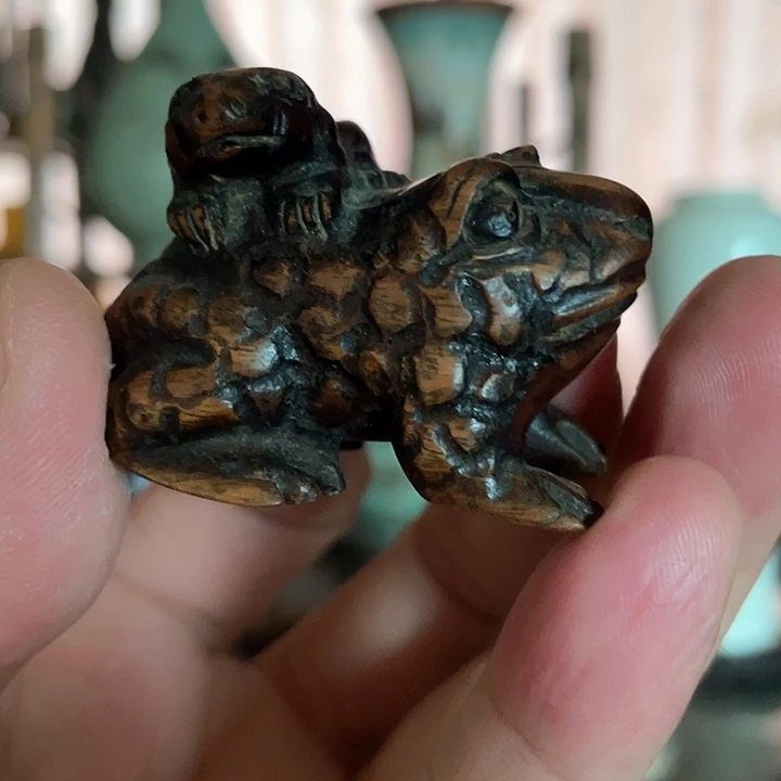 日本江户时期黄杨跟付子母蛙